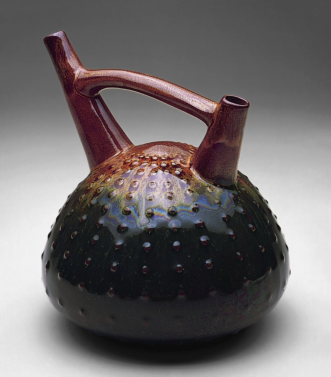 Zee-egel dubbel-uitloop vaartuig, c.1879-1882 door Christopher Dresser