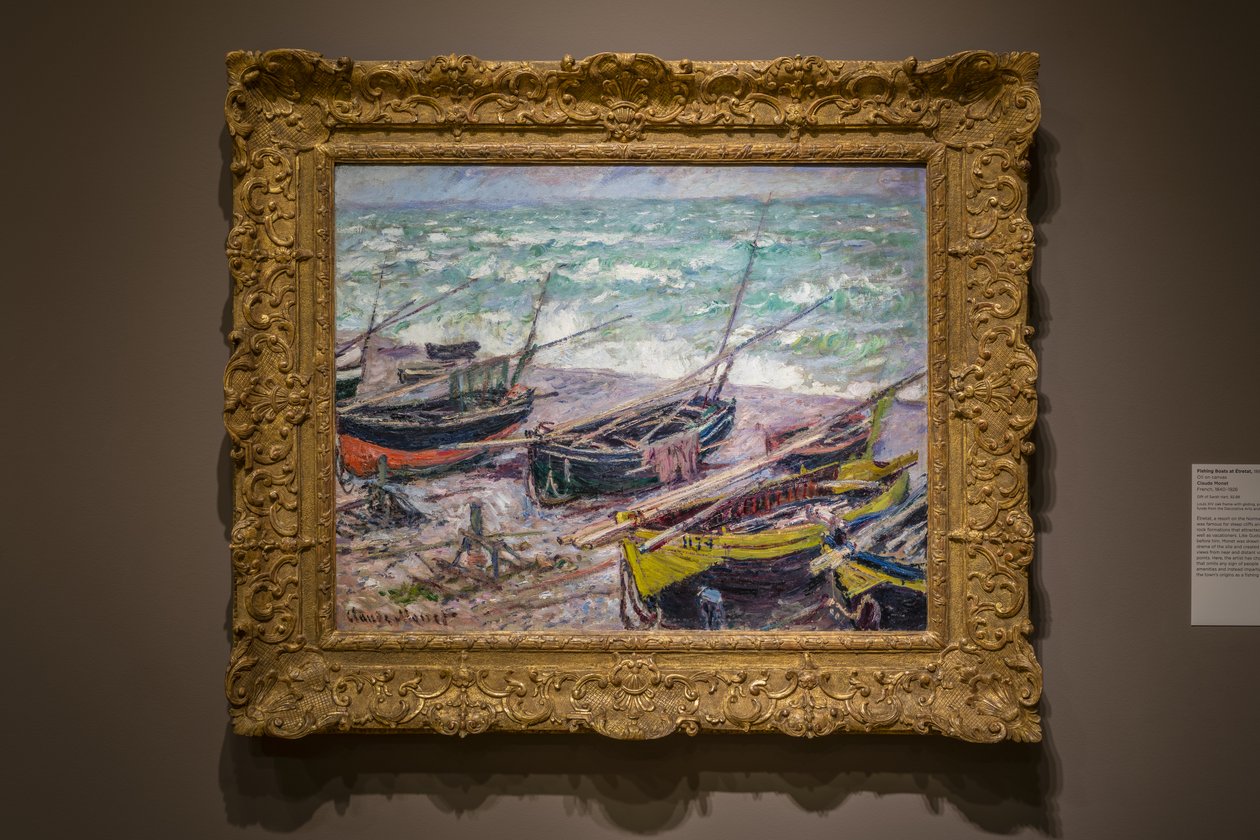 Vissersboten bij Étretat door Claude Monet
