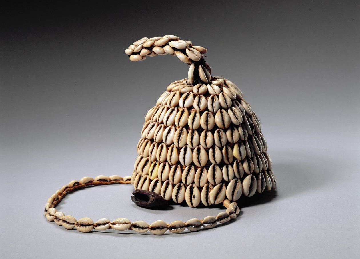 Hoed (schelpen en botten) door Congolese