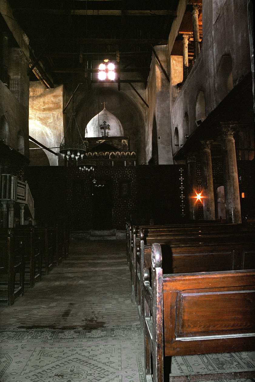 Uitzicht op het interieur van de Kerk van de Heiligen Sergius en Bacchus (Abu Serga) door Coptic