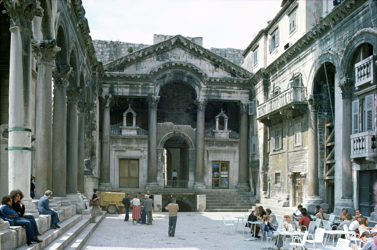 Het Peristyle bij het paleis van Diocletianus, c.AD 300 door Croatian School