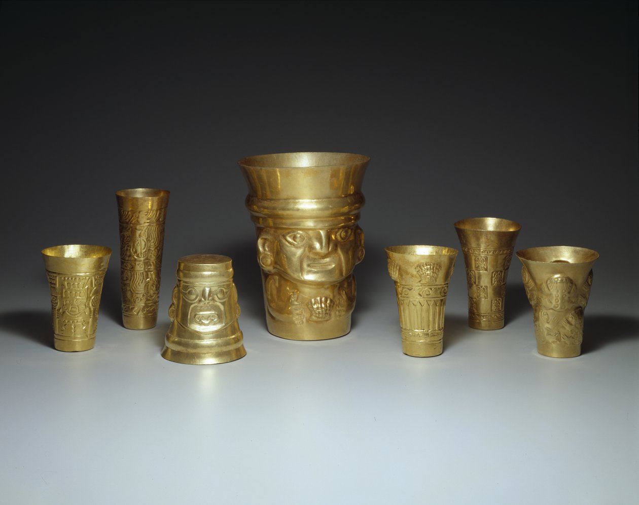 Bekers, 900-1100 (goud) door Culture Sicán