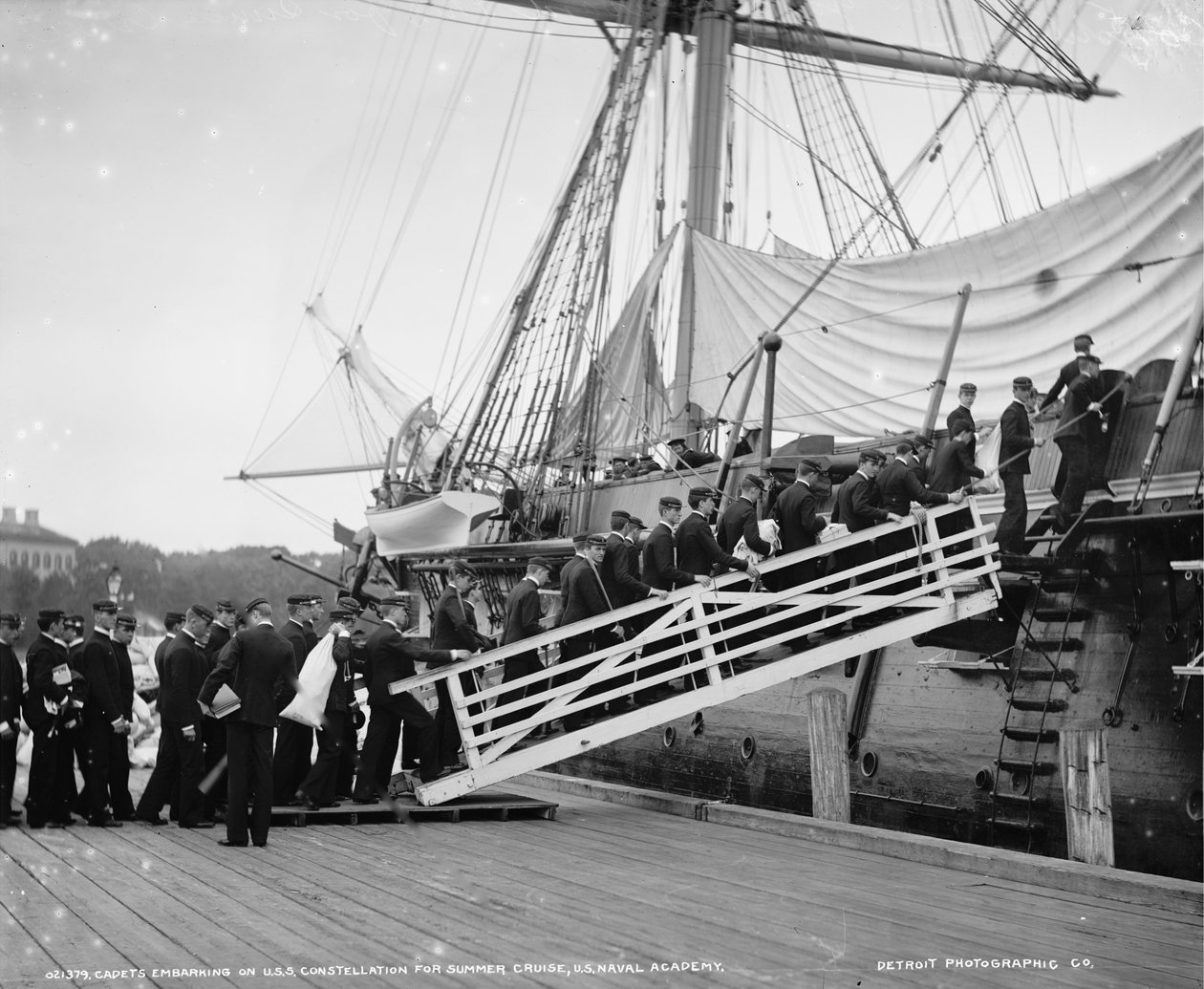 Cadetten gaan aan boord van U.S.S. Constellation voor zomerse cruise, U.S. Naval Academy, Annapolis, Maryland, c.1890-1901 door Detroit Publishing Co.