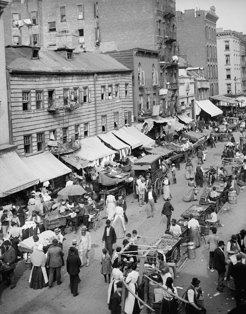 Joodse markt aan de East Side, New York, N.Y., ca. 1890-1901 door Detroit Publishing Co.