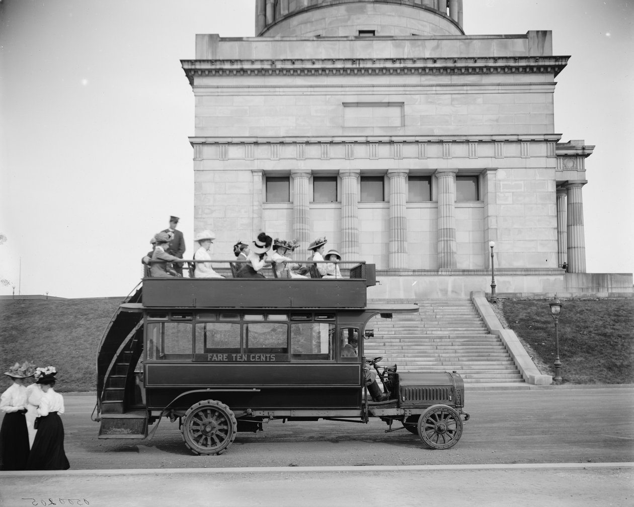 Rubber-neck auto, Riverside Drive, New York, N.Y., 1900 door Detroit Publishing Co.