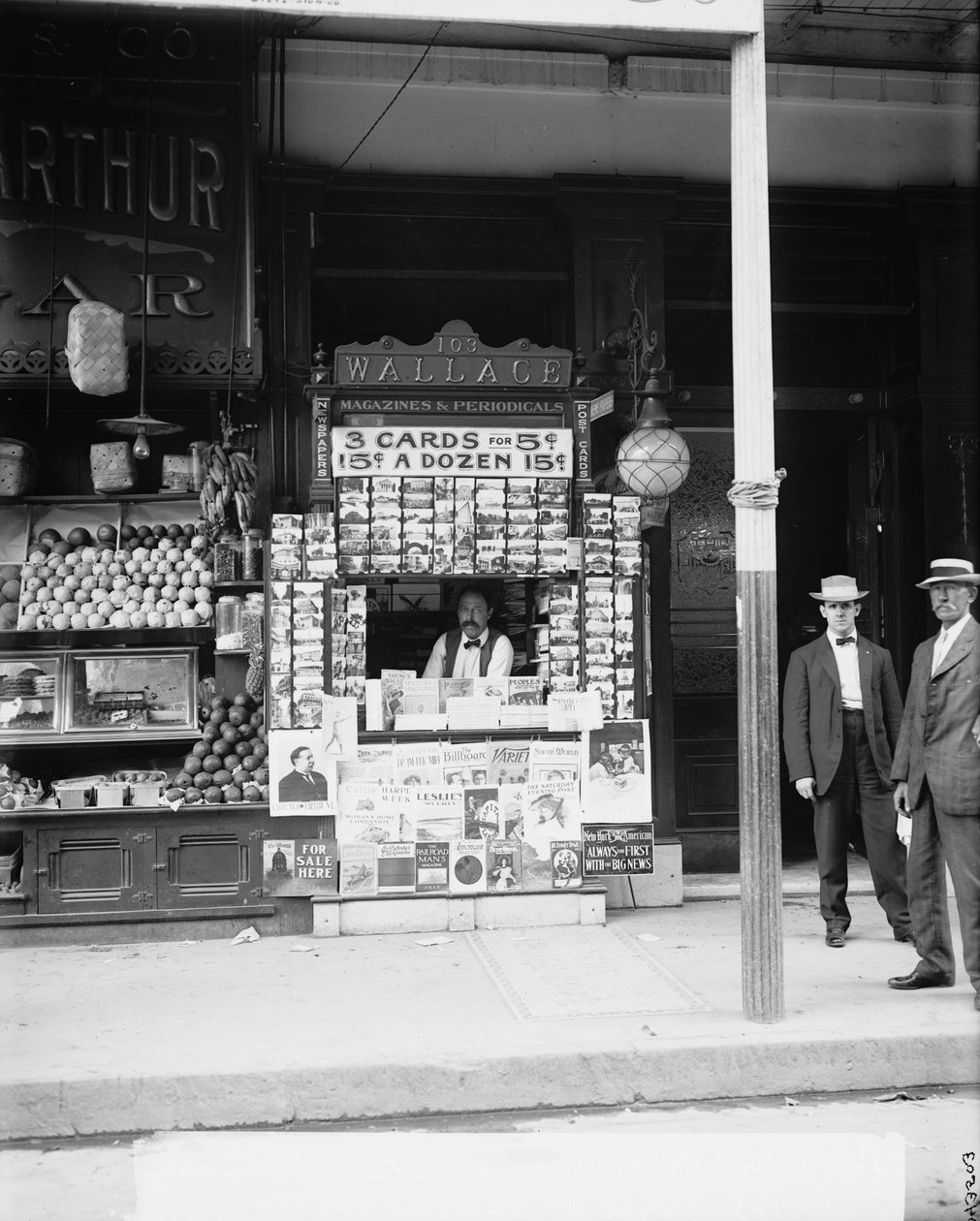 Kleinste nieuws- en ansichtkaartstand in New Orleans, La., 103 Royal Street door Detroit Publishing Co.