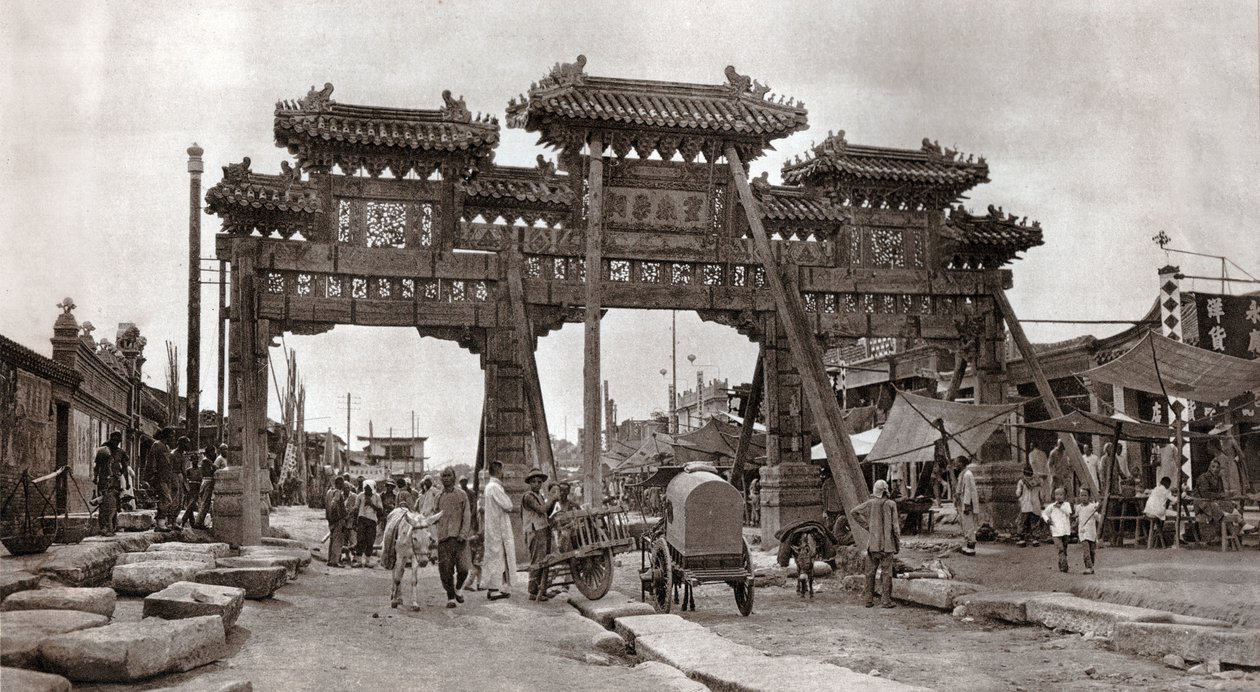 Een straat in de oude stad, Beijing door Donald Mennie