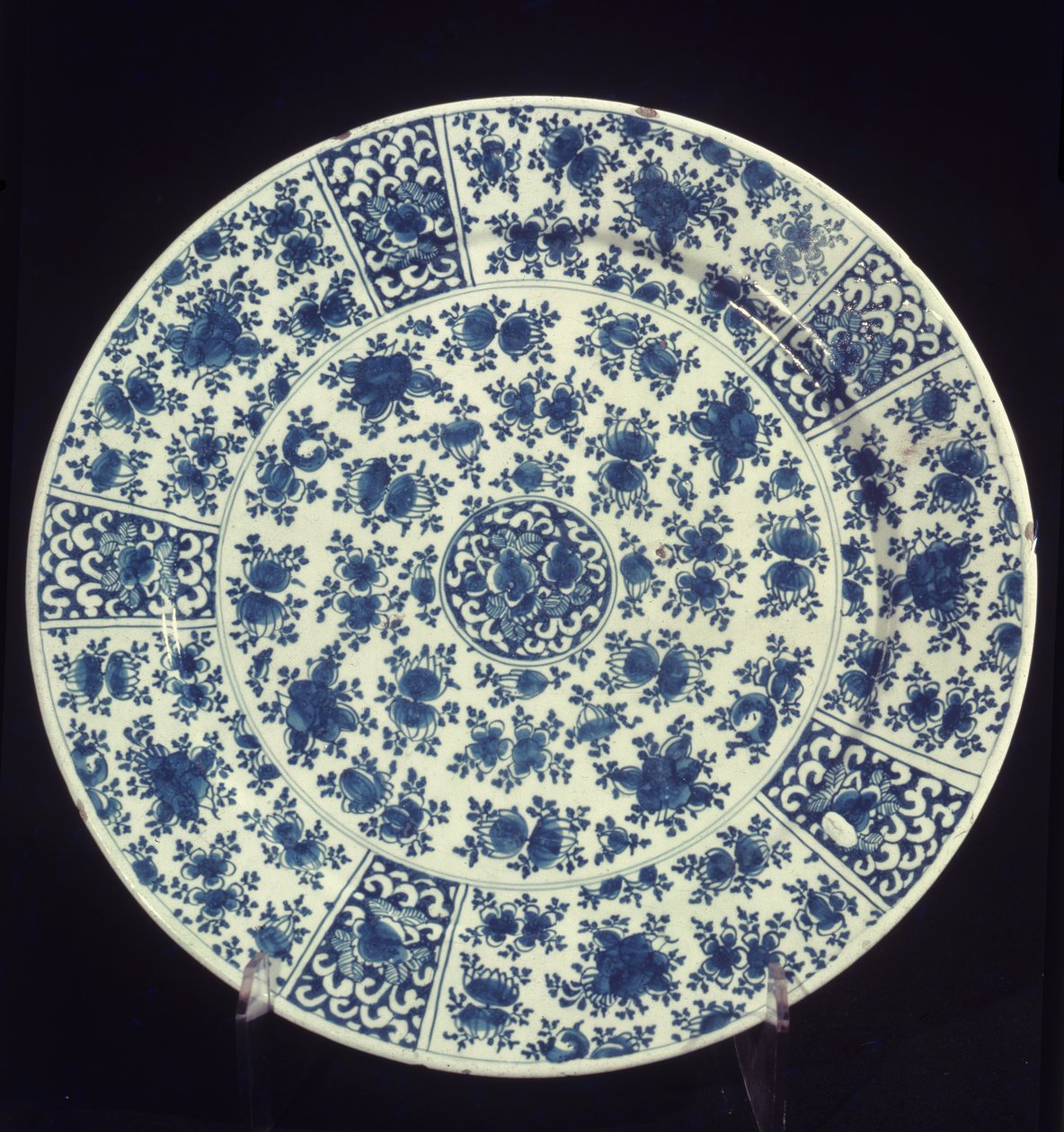 Bord met blauw rozenpatroon, 1764 door Dutch School