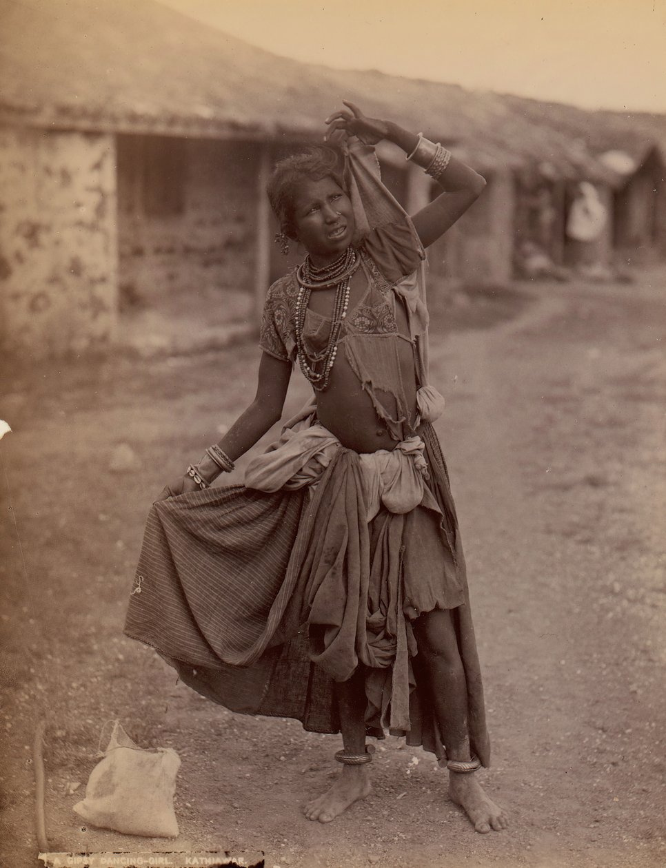 [Een zigeuner dansmeisje, Kathiawar], ca. 1915 door E. Taurines