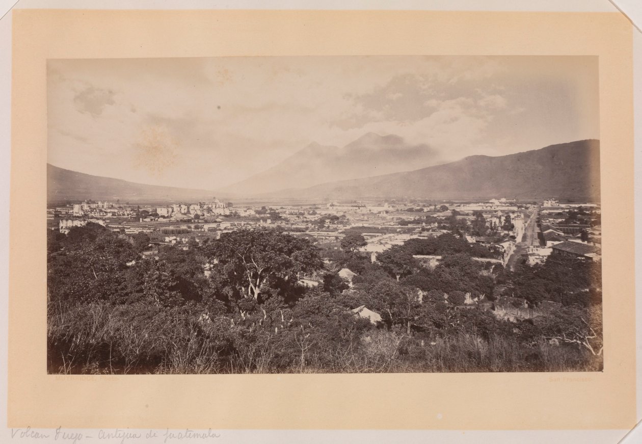 Vulkaan Fuego, Antigua de Guatemala door Eadweard Muybridge