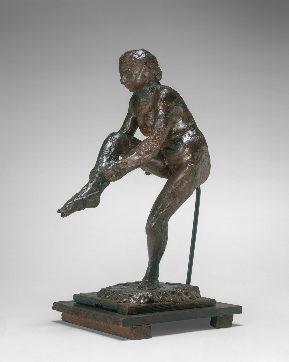Danseres die haar kous aantrekt door Edgar Degas