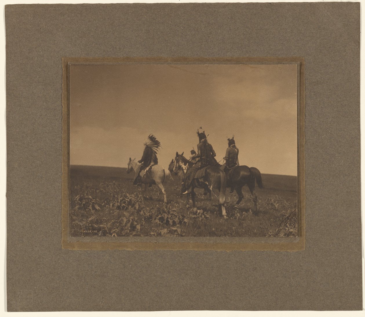 Bull Chief, Chester  Shorty door Edward S. Curtis