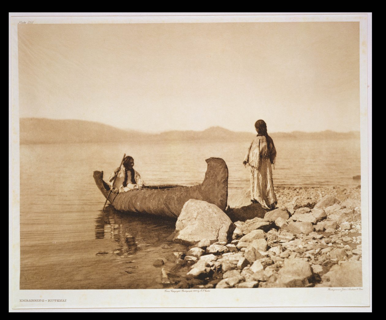 Inschepen - Kutenai door Edward Sheriff (after) Curtis