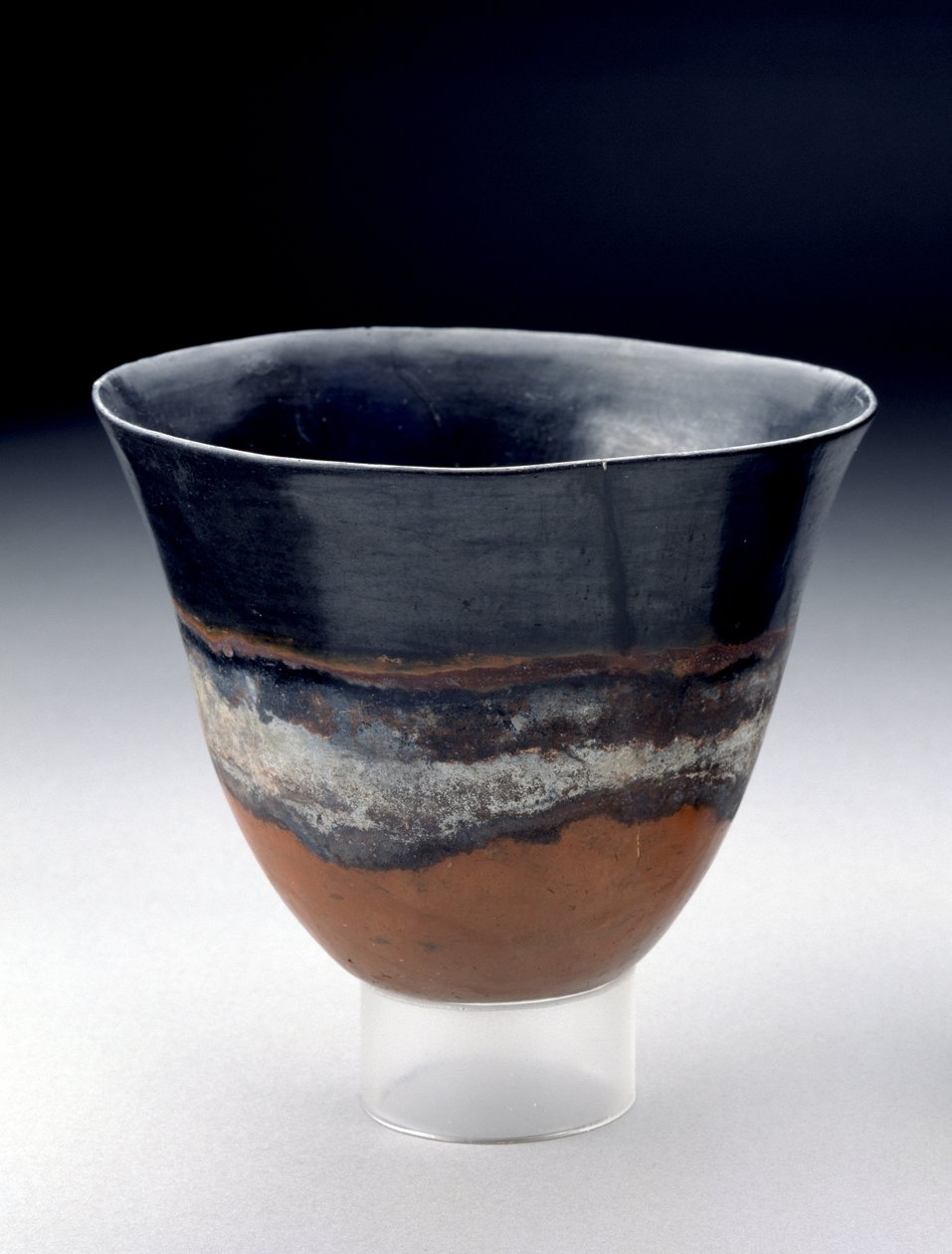 Diepe kom met felrode en zwarte buitenkant gescheiden door een witte band, kerma beker, 13e-14e dynastieën, ca. 1755-1640 v.Chr. door Egyptian