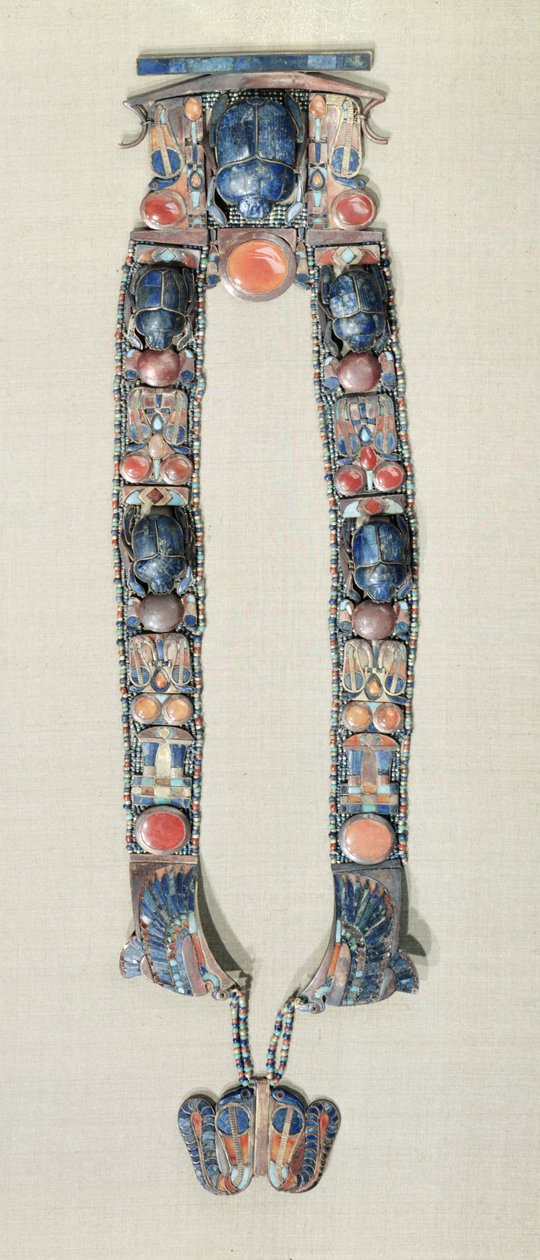 Het koningshangertje in de vorm van een boot met het symbool van de goden opstanding, uit het graf van Toetanchamon c.1370-52 v.Chr. Nieuwe Koninkrijk goud en halfedelstenen door Egyptian 18th Dynasty