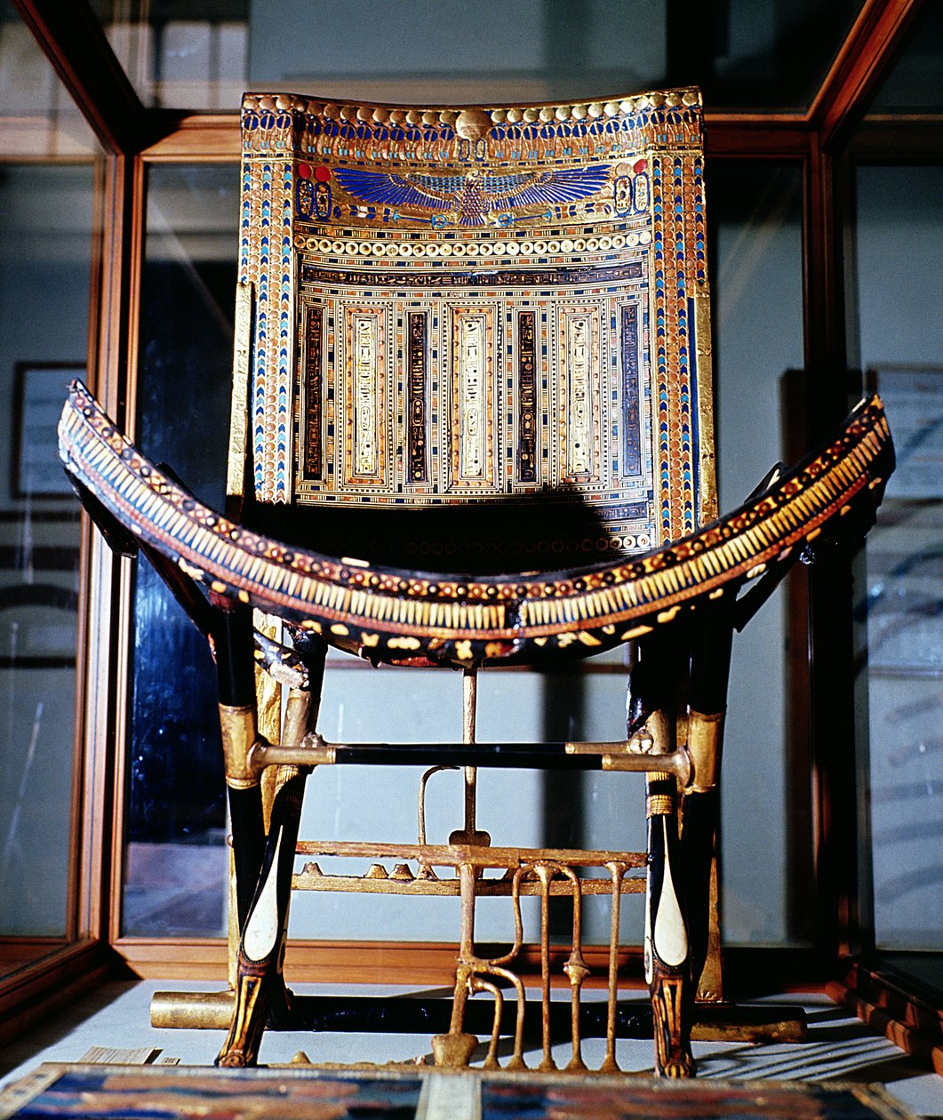 Kerkelijke stoel, uit het graf van Toetanchamon (ca. 1370-52 v.Chr.) in de Vallei der Koningen in Thebe, Nieuwe Rijk door Egyptian 18th Dynasty