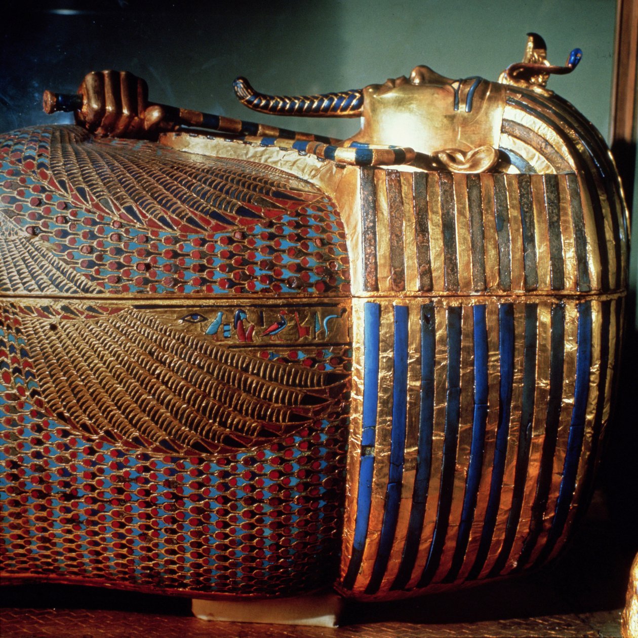 De binnenste kist van Toetanchamon, die de koning in Osiride-vorm toont met de kromstaf en de dorsvlegel, uit het graf van Toetanchamon (ca. 1370-1352 v.Chr.) Nieuwe Rijk (detail) door Egyptian 18th Dynasty