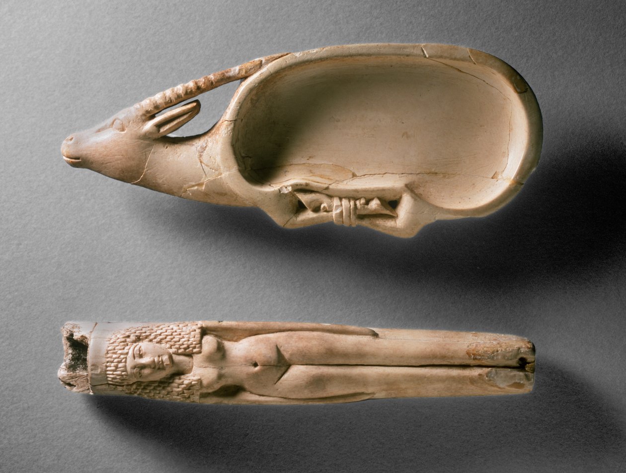 Kohltube in de vorm van een naakte vrouw en een cosmeticaschotel in de vorm van een ibex met gebonden poten, uit graf 562, Qau door Egyptian 19th Dynasty