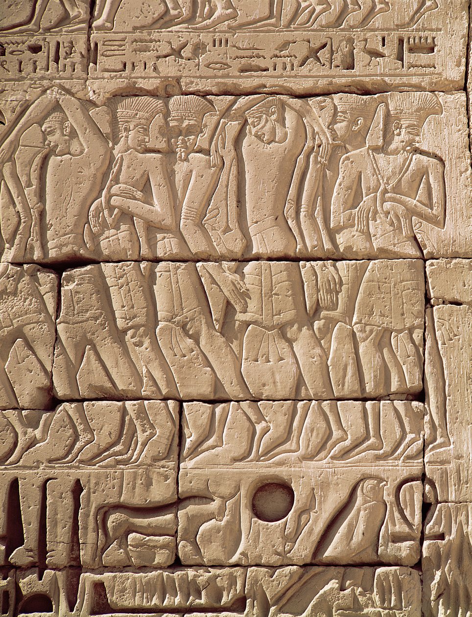 Filistijnse gevangenen worden weggevoerd, uit de Tempel van Ramses III (ca. 1184-1153 v.Chr.) Nieuwe Rijk door Egyptian 20th Dynasty