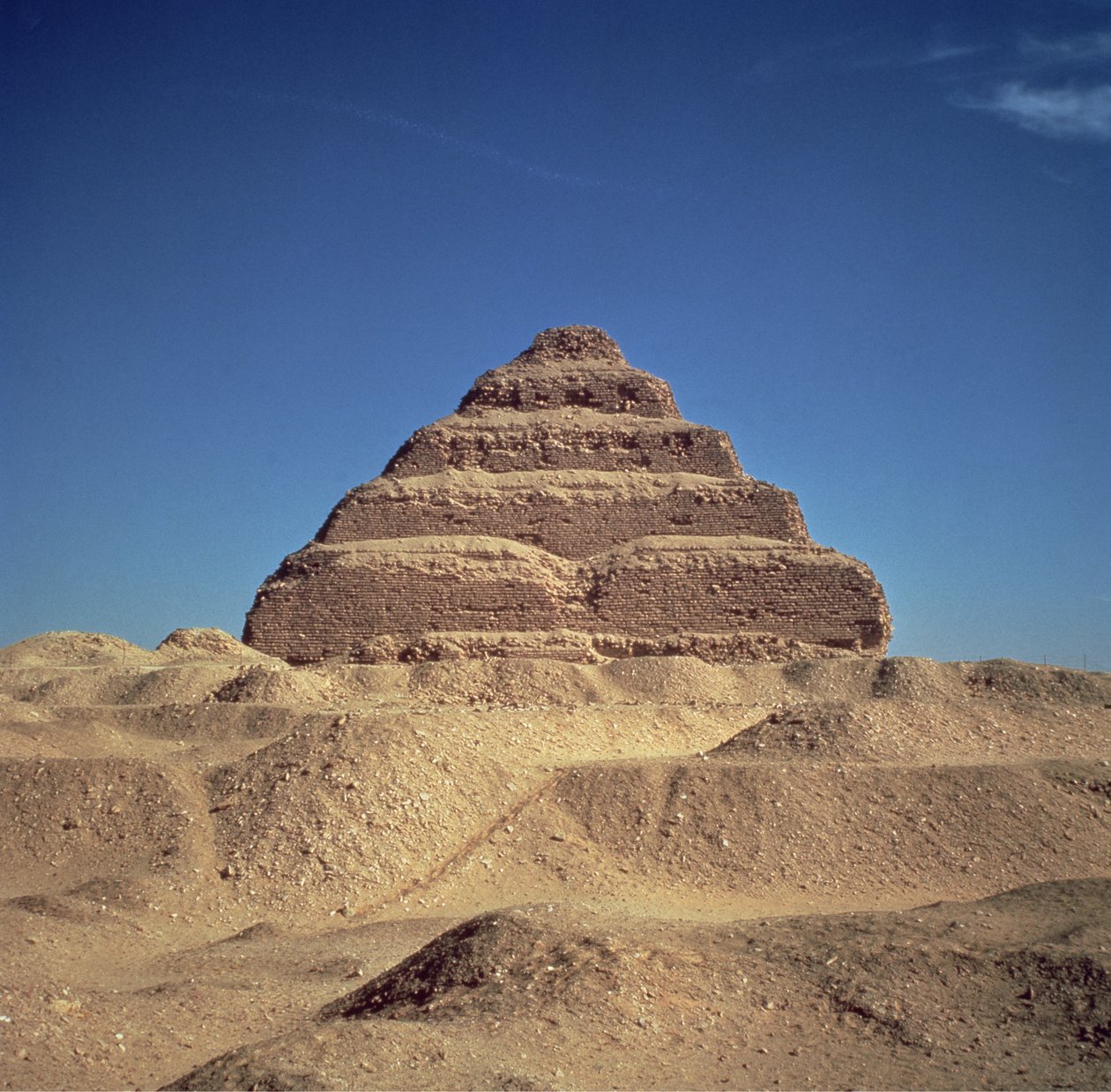 De Trappiramide van koning Djoser, ca. 2630-2611 v.Chr. door Egyptian 3rd Dynasty