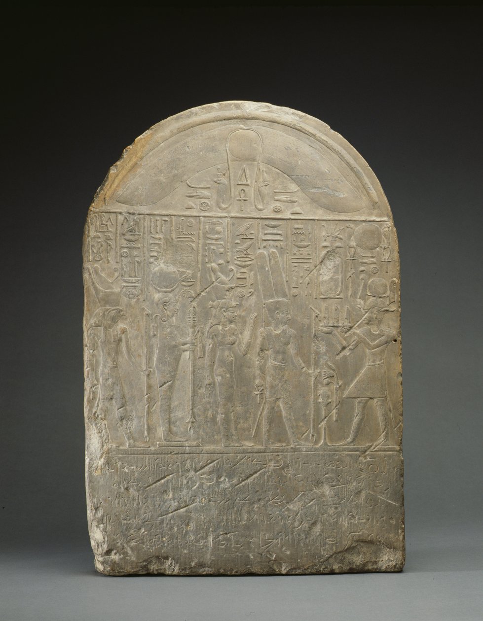 Donatiestele, met teksten in hiërogliefen en demotisch, waarschijnlijk uit Semabehdet (Tel Balamun) gedateerd 301 v.Chr. door Egyptian Ptolemaic Period