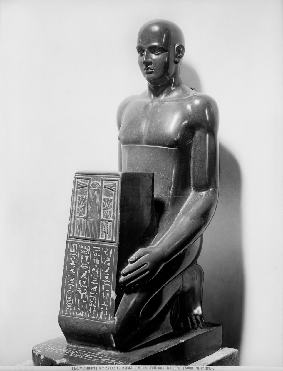 Naophore standbeeld van een man (basalt) door Egyptian