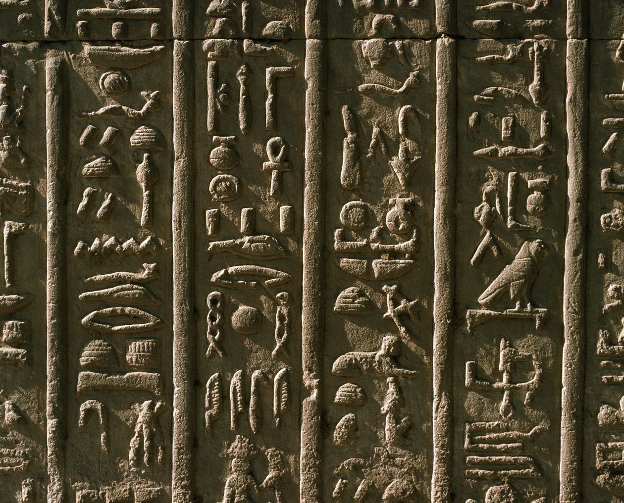 Laag reliëf met hiërogliefen, 51-30 v.Chr. door Egyptian Egyptian