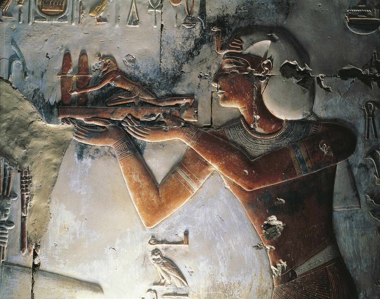 Geschilderd reliëf van farao door Egyptian Egyptian