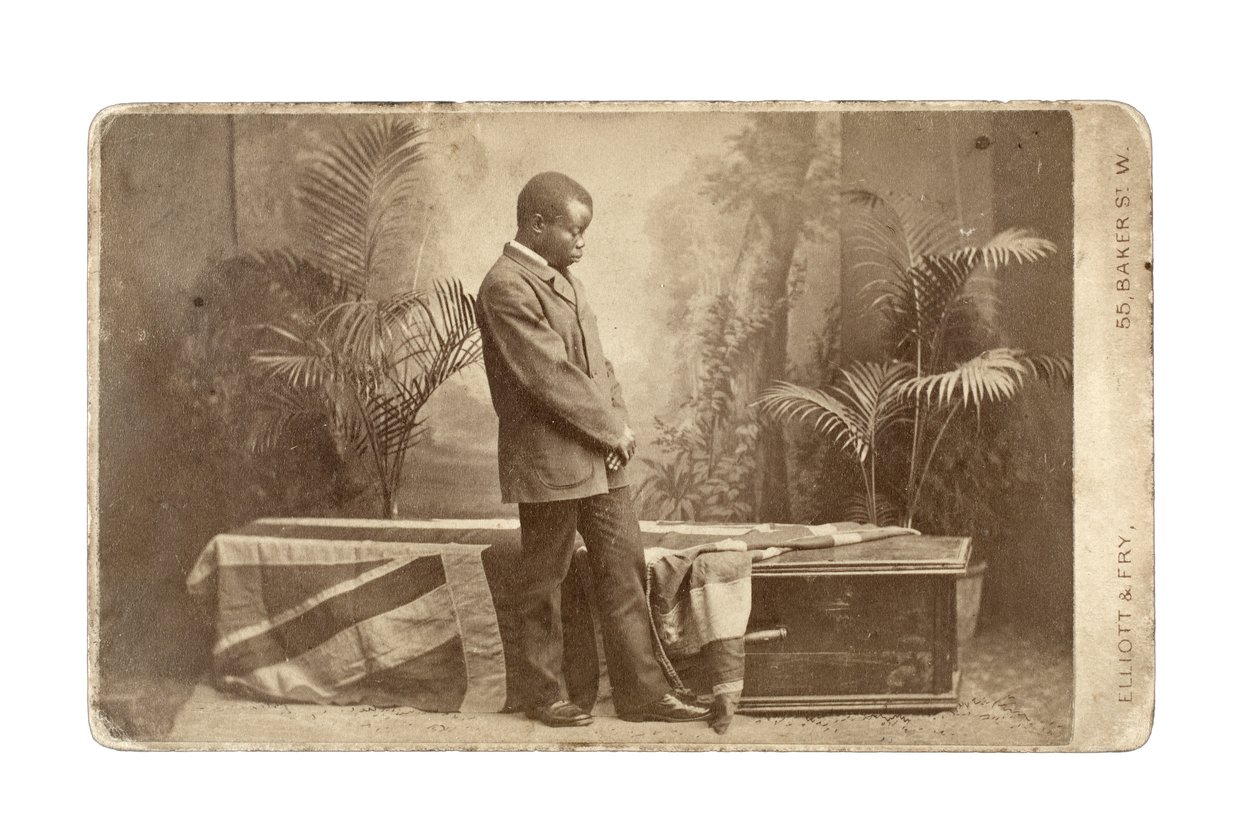 Jacob Wainwright met de kist van Livingstone, Londen, 1874 (albumine print) door Elliott und Fry Studio