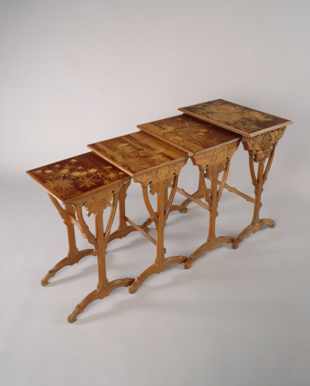 Een nest tafels, ca. 1900 door Emile Galle