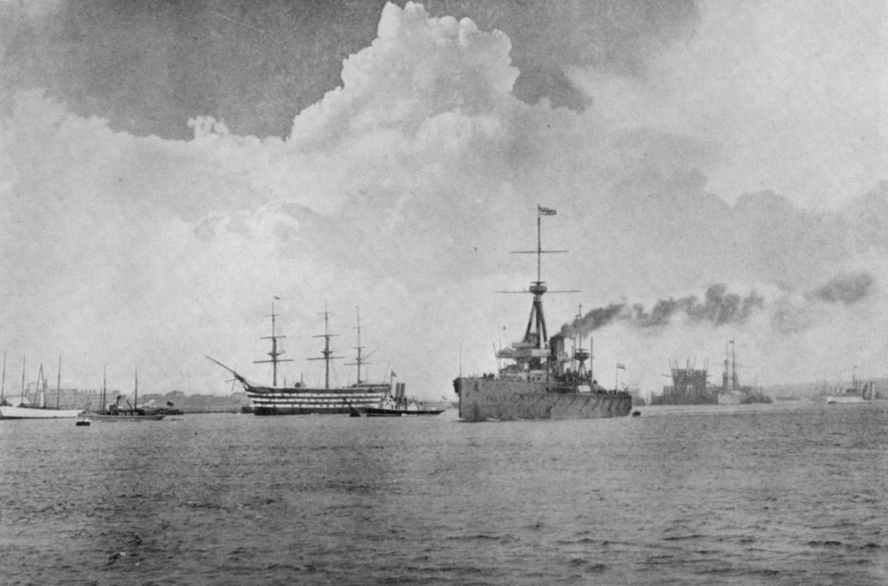 Een Eeuw Tussen: De Dreadnought stoomt voorbij De Victory, illustratie uit The Graphic, 27 oktober 1906 door English Photographer
