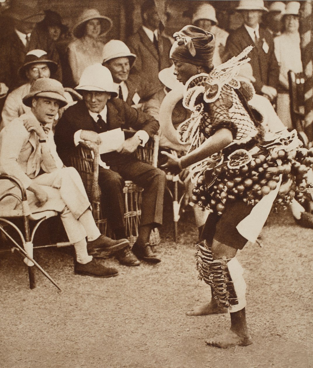 Een inheemse danst voor koning Edward VIII op weg naar Zuid-Afrika, Freetown, Sierra Leone door English Photographer