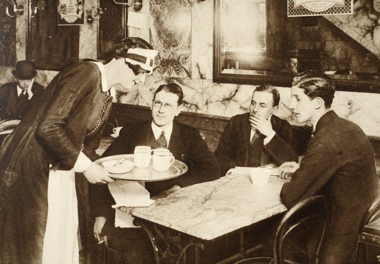 Een caféserveerster, gekleed in hetzelfde uniform als een kamermeisje, serveert koffie aan kantoormedewerkers tijdens hun 11-uur pauze, uit Wonderful London, gepubliceerd 1926-27 door English Photographer