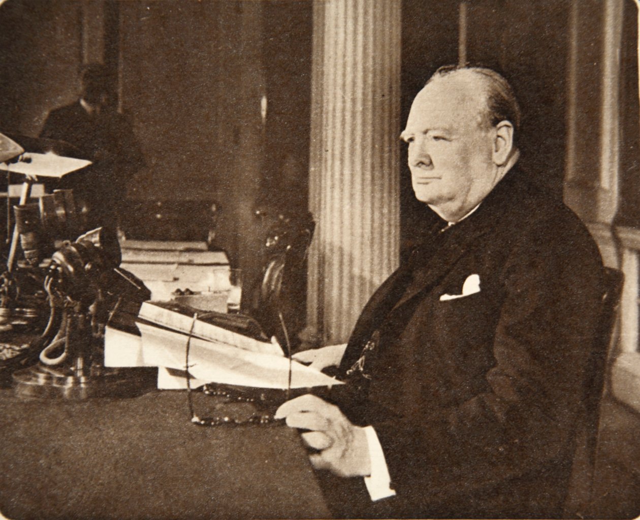 Vooruit, Britannia! Lang leve de zaak van de vrijheid! God save the King!: de heer Winston Churchill zittend bij de microfoon op VE Day, toen hij aan de natie aankondigde dat de oorlog met Duitsland ten einde was door English Photographer