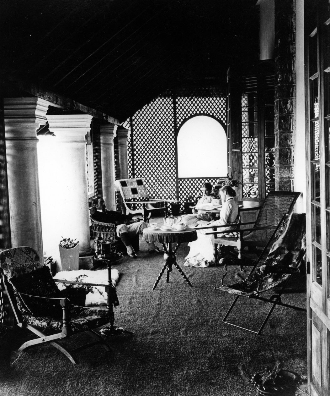 Archie Chamberlins Bungalow, Ceylon, 1877 door English Photographer