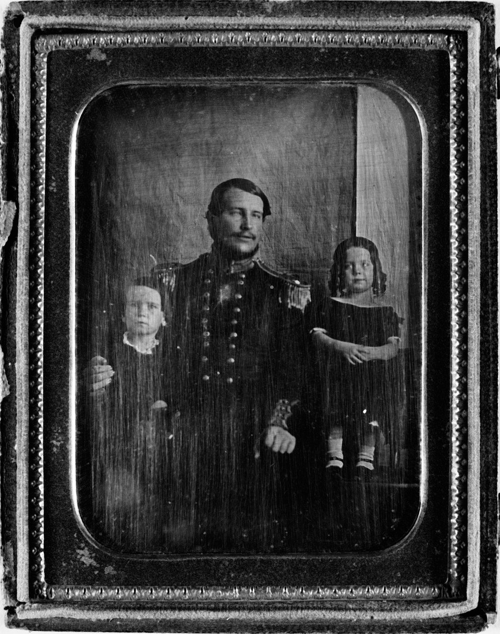 Assistent Chirurg Christopher Bakewell Bassano en familie, ca. 1850 (daguerreotype) door English Photographer
