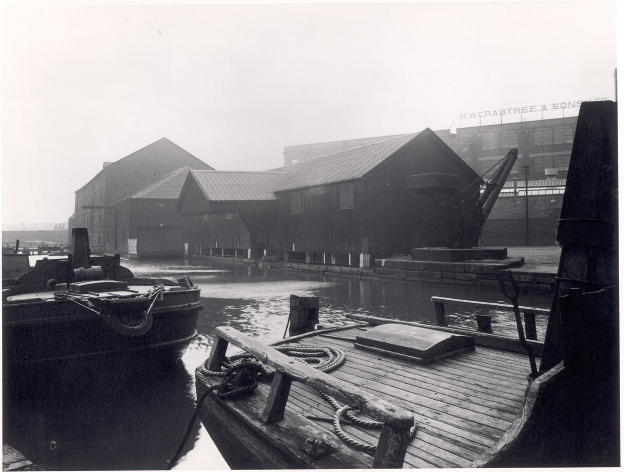 Schepen op Canal Wharf, Leeds Liverpool Canal, 1951 door English Photographer
