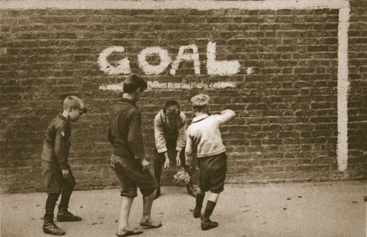 Jongens die spelen in de East End, uit Wonderful London, gepubliceerd 1926-27 door English Photographer