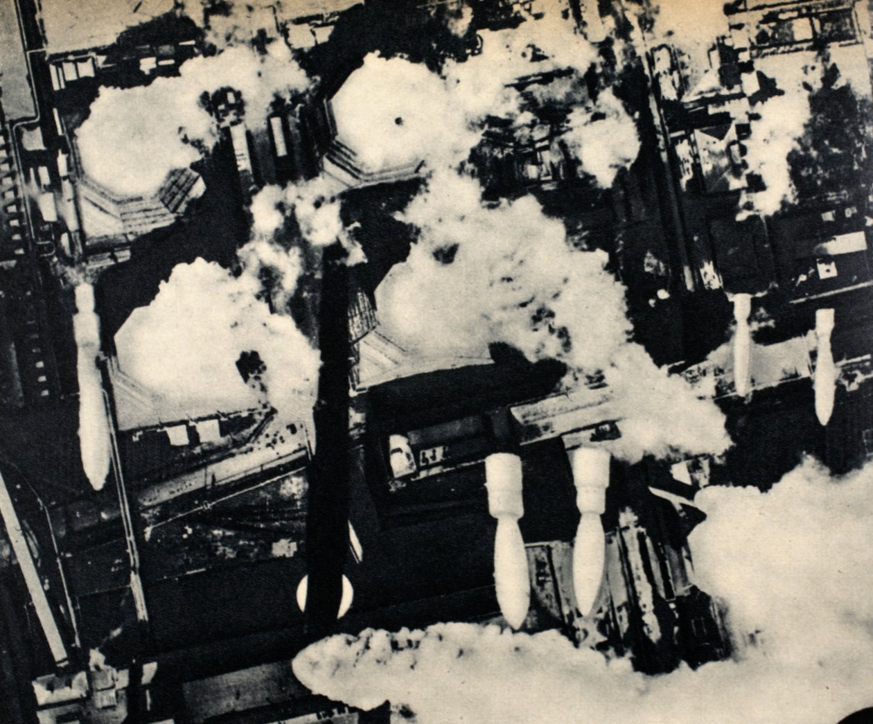 Britse bommen vallen op een elektriciteitscentrale in Keulen, 1942-45 door English Photographer