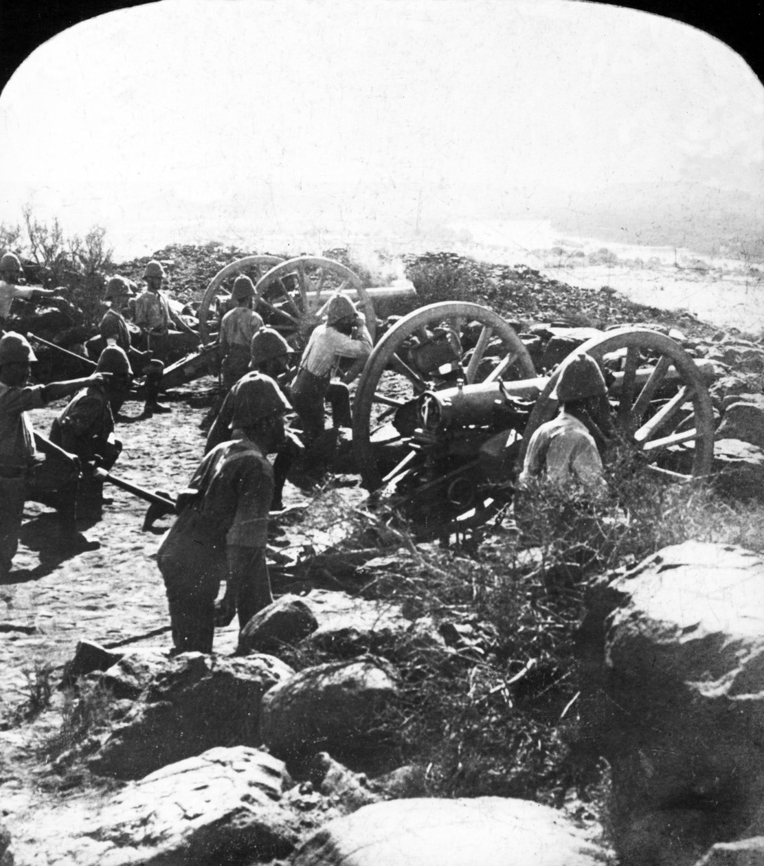 Cape Garrison Artillery maakt het de Boeren heet aan de overkant van de Modderrivier, Zuid-Afrika, 1899 door English Photographer