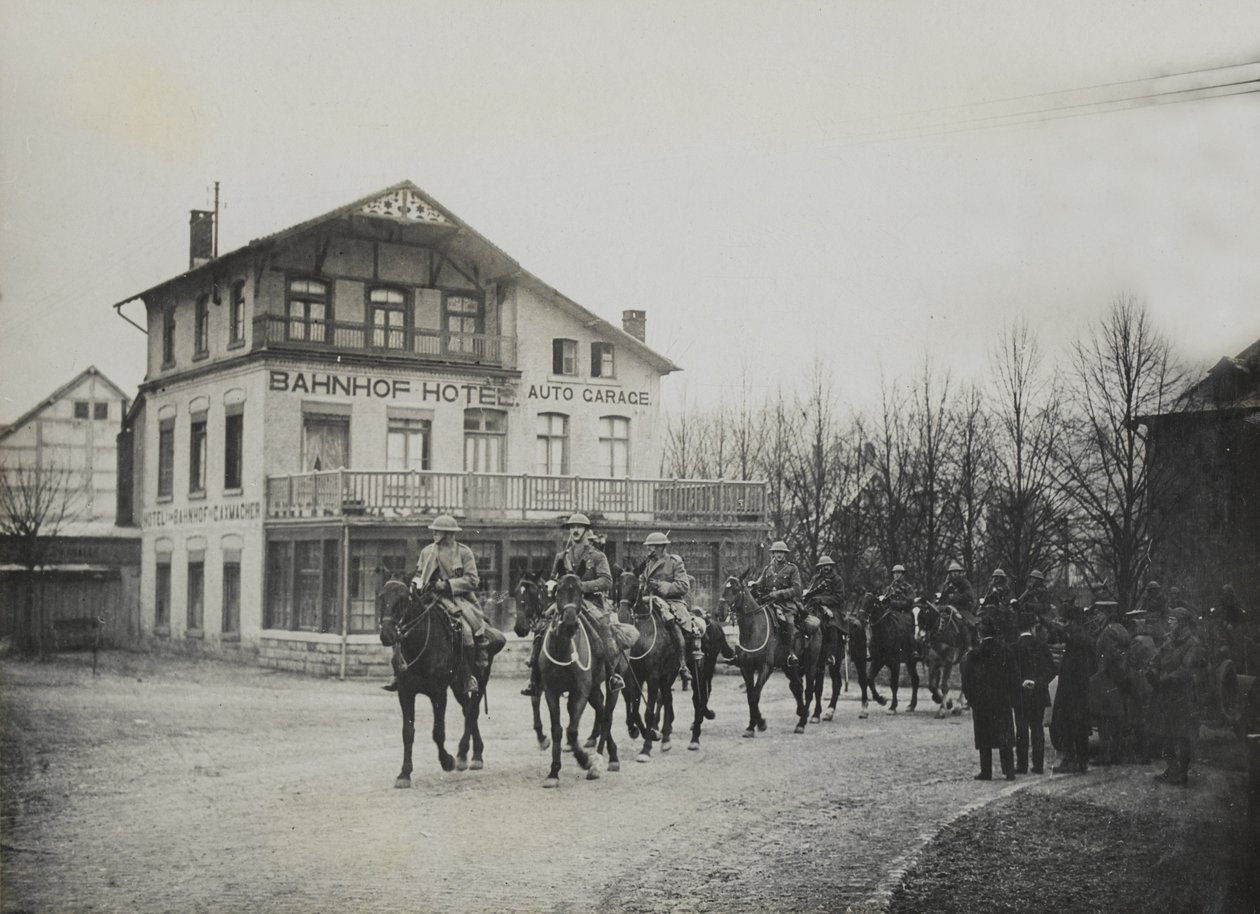 Cavalerie passeert een treinstationhotel, 1918 door English Photographer