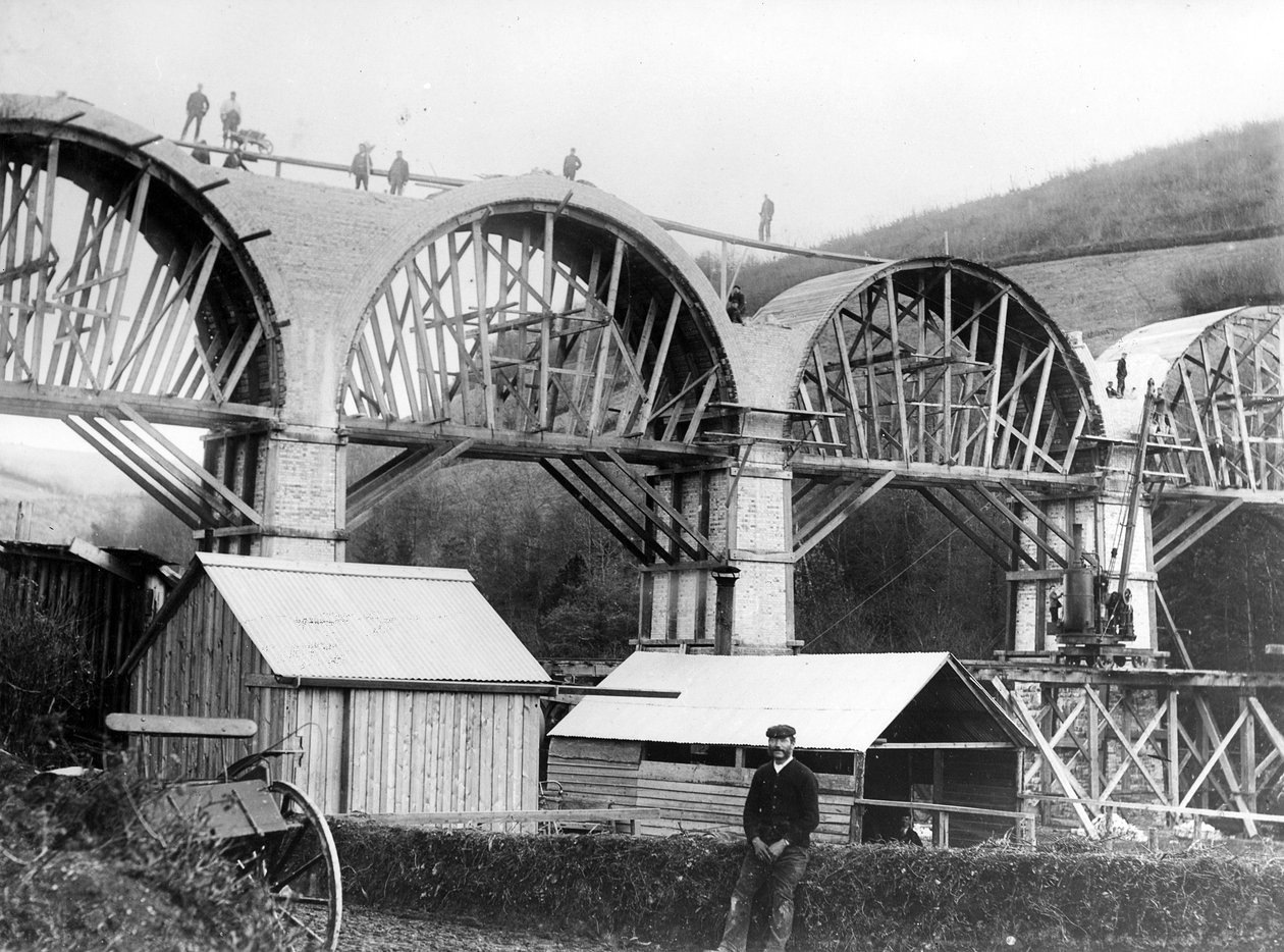 Chelfam Viaduct in aanbouw, ca.1896 door English Photographer