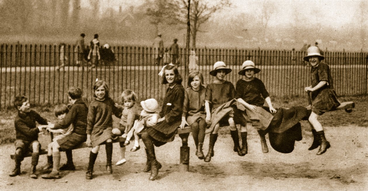 Kinderen spelen op een wip in een Londens park door English Photographer