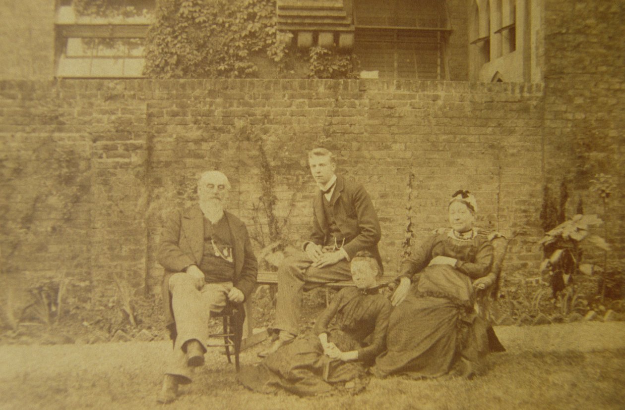 Dr. William R. Woodman (1828-91) met zijn familie in hun huis in Londen, ca. 1887 door English Photographer