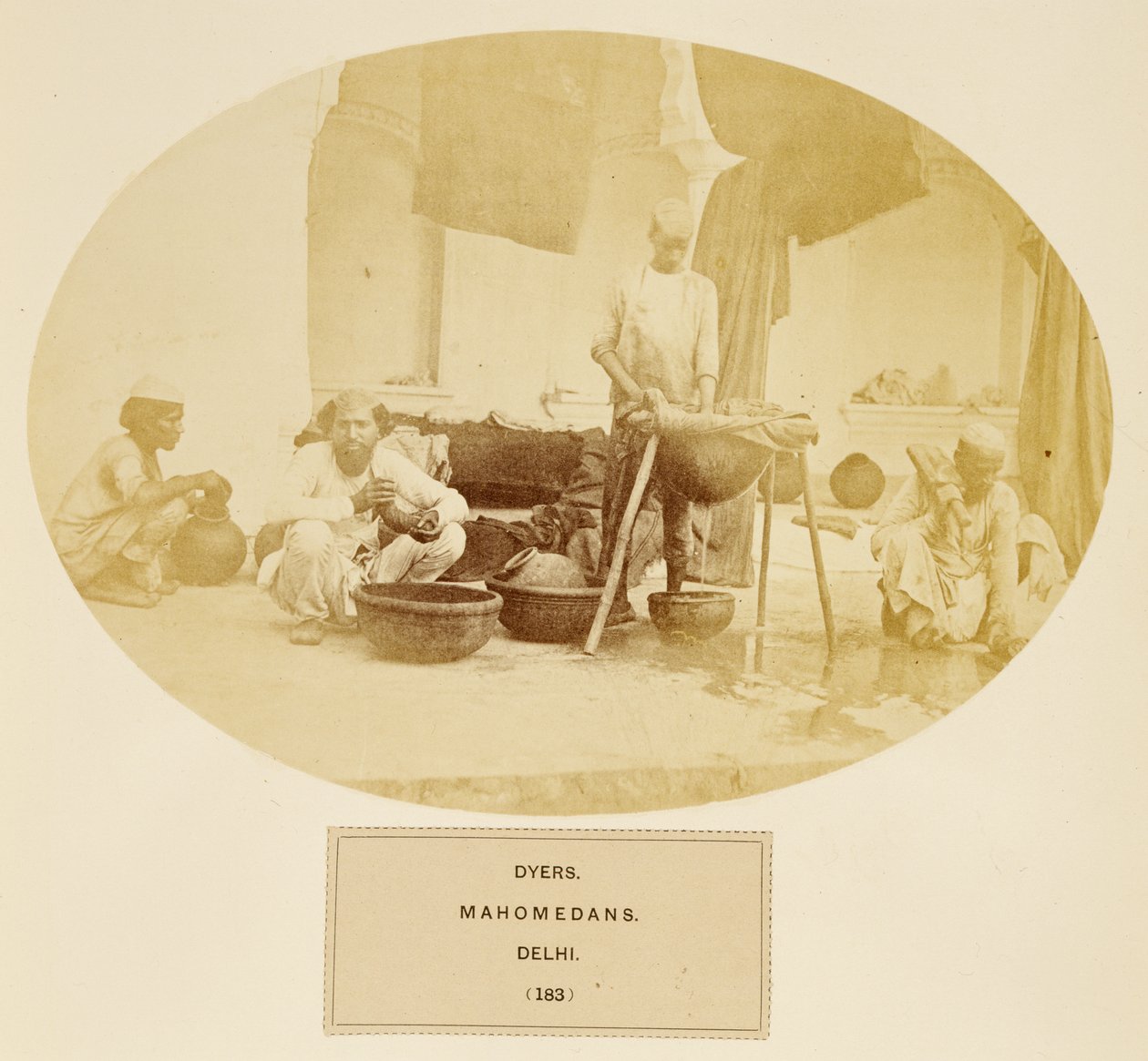 Verfers, Mahomedanen, Delhi, uit Het Volk van India, door J. Forbes Watson, gepubliceerd 1868 door English Photographer