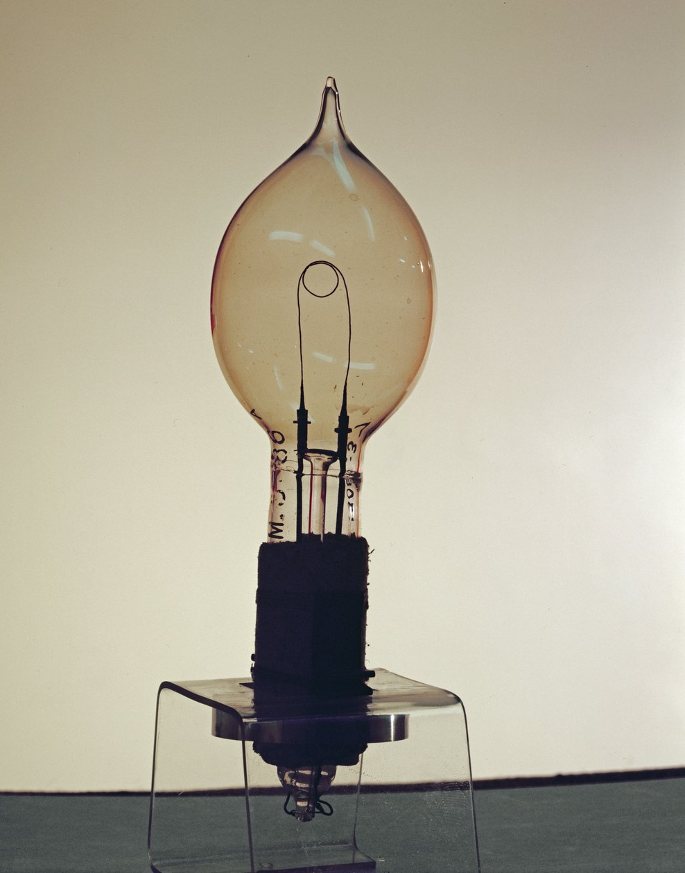 Vroege Gloeilamp door English Photographer