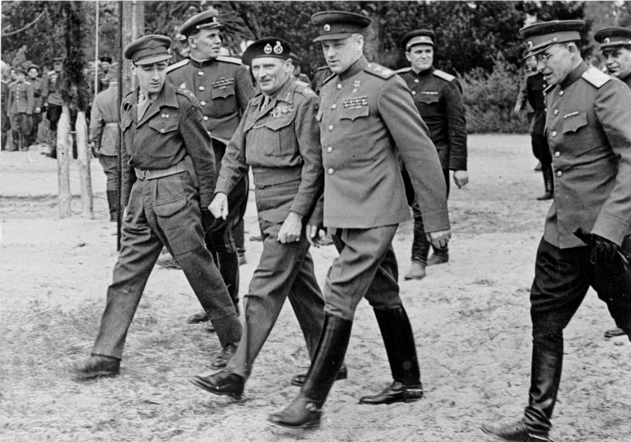 Veldmaarschalk Bernard Montgomery met Maarschalk Rokossovsky, 10 mei 1945 door English Photographer