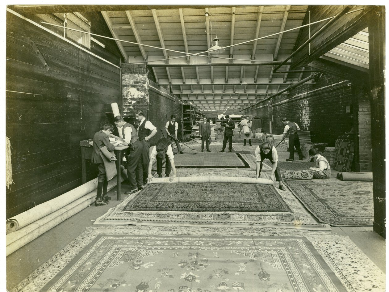 Eindinspectie, tapijtfabriek, 1923 door English Photographer