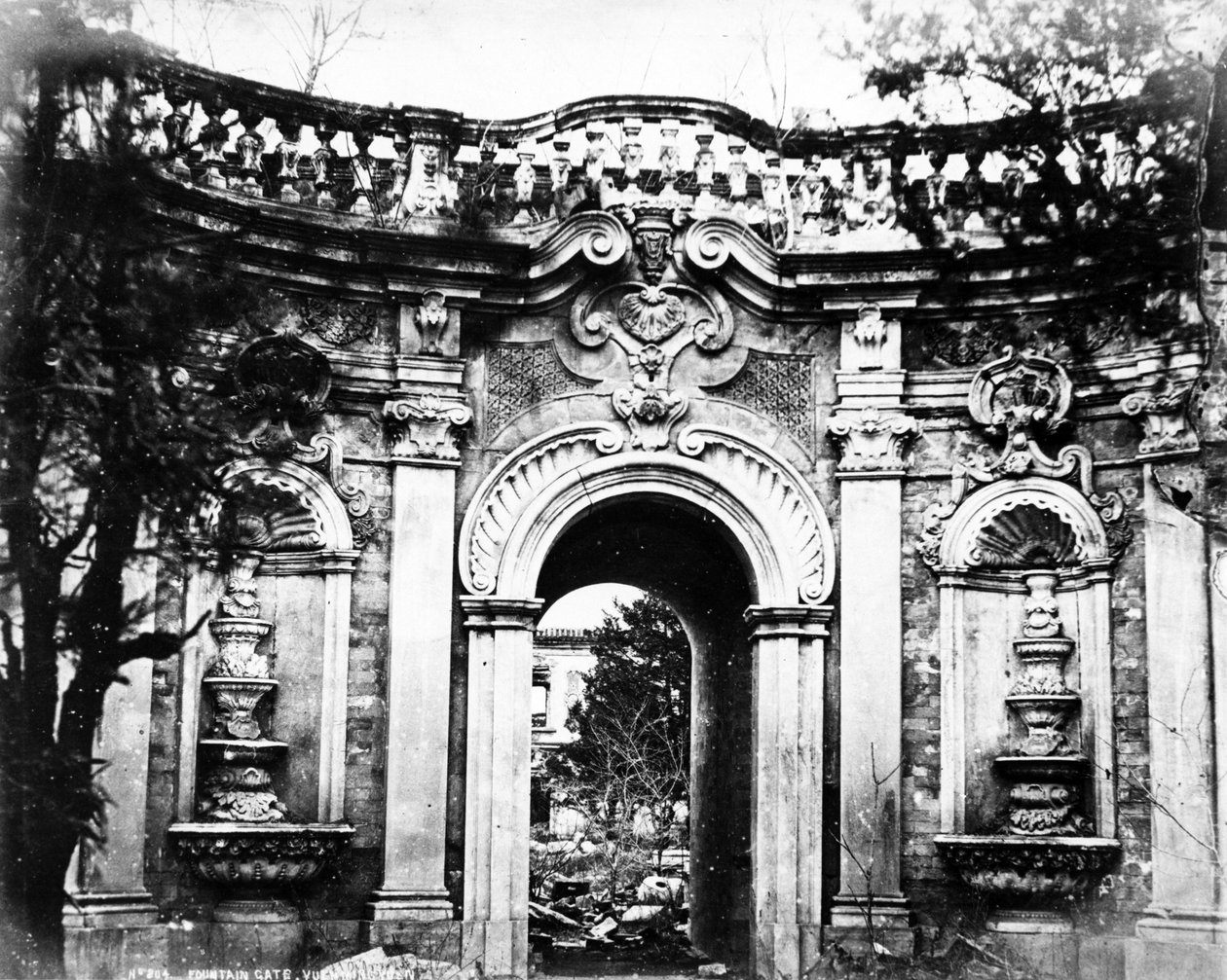 Fonteinpoort, Yuan Ming Yuan door English Photographer