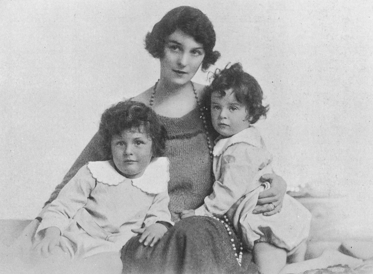 Freda Dudley Ward met haar kinderen, 1918 door English Photographer